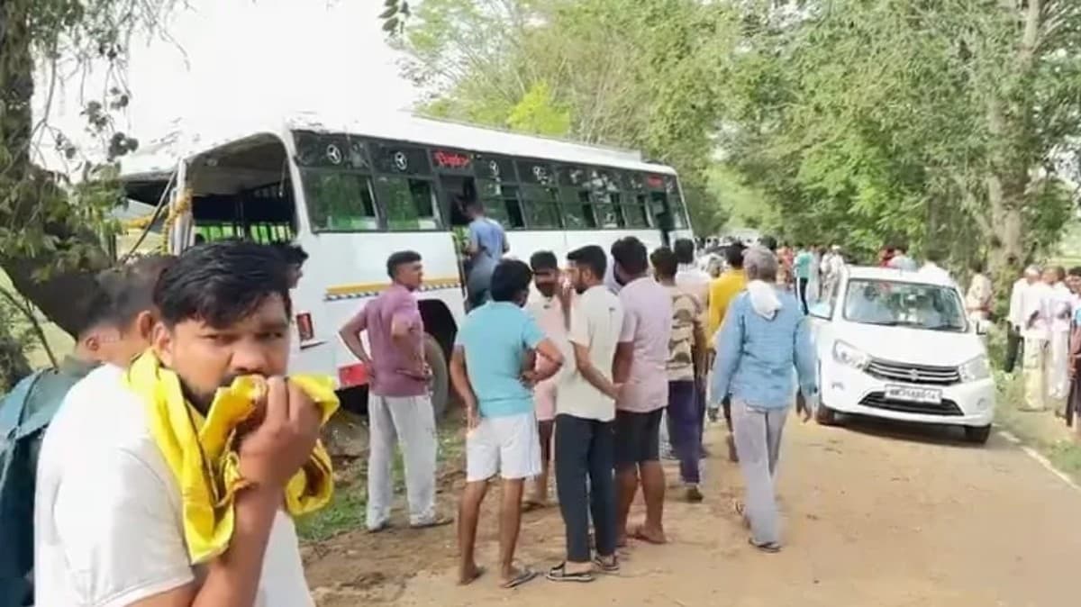 रेवाड़ी | सड़क धंसने से अनियंत्रित हुई निजी बस पेड़ से टकराई : पूर्व सैनिक की मौत | 11 यात्री घायल