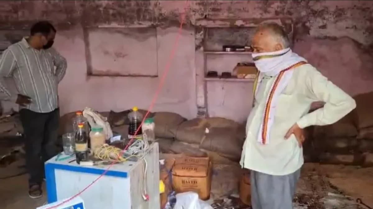 रेवाड़ी | गरीबों के राशन पर संकट : बारिश में भीगे 45 कट्टे गेहूं और 20 बैग चीनी | खराब राशन बांटने की तैयारी का आरोप