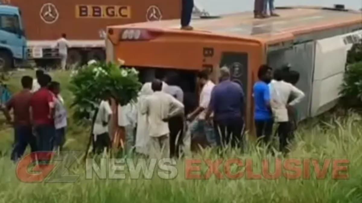 दिल्ली-मुंबई एक्सप्रेसवे पर टूरिस्ट बस पलटी : 6-7 यात्री घायल | शीशे तोड़कर यात्रियों को सुरक्षित निकाला