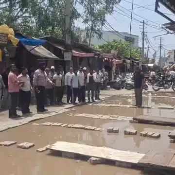 पानीपत | सड़क निर्माण में देरी पर फूटा व्यापारियों का गुस्सा : एशिया की सबसे बड़ी कपड़ा मार्केट का रास्ता किया बंद