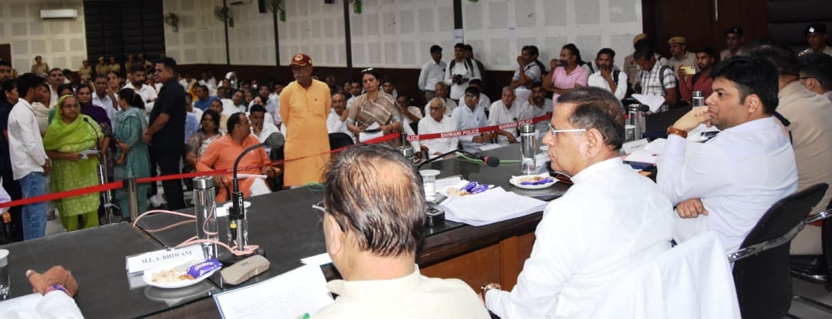 कष्ट निवारण समिति में सख्त हुए मंत्री राजेश नागर : डाकघर अधीक्षक के निलंबन के आदेश | 13 में से 11 परिवादों का मौके पर निपटारा