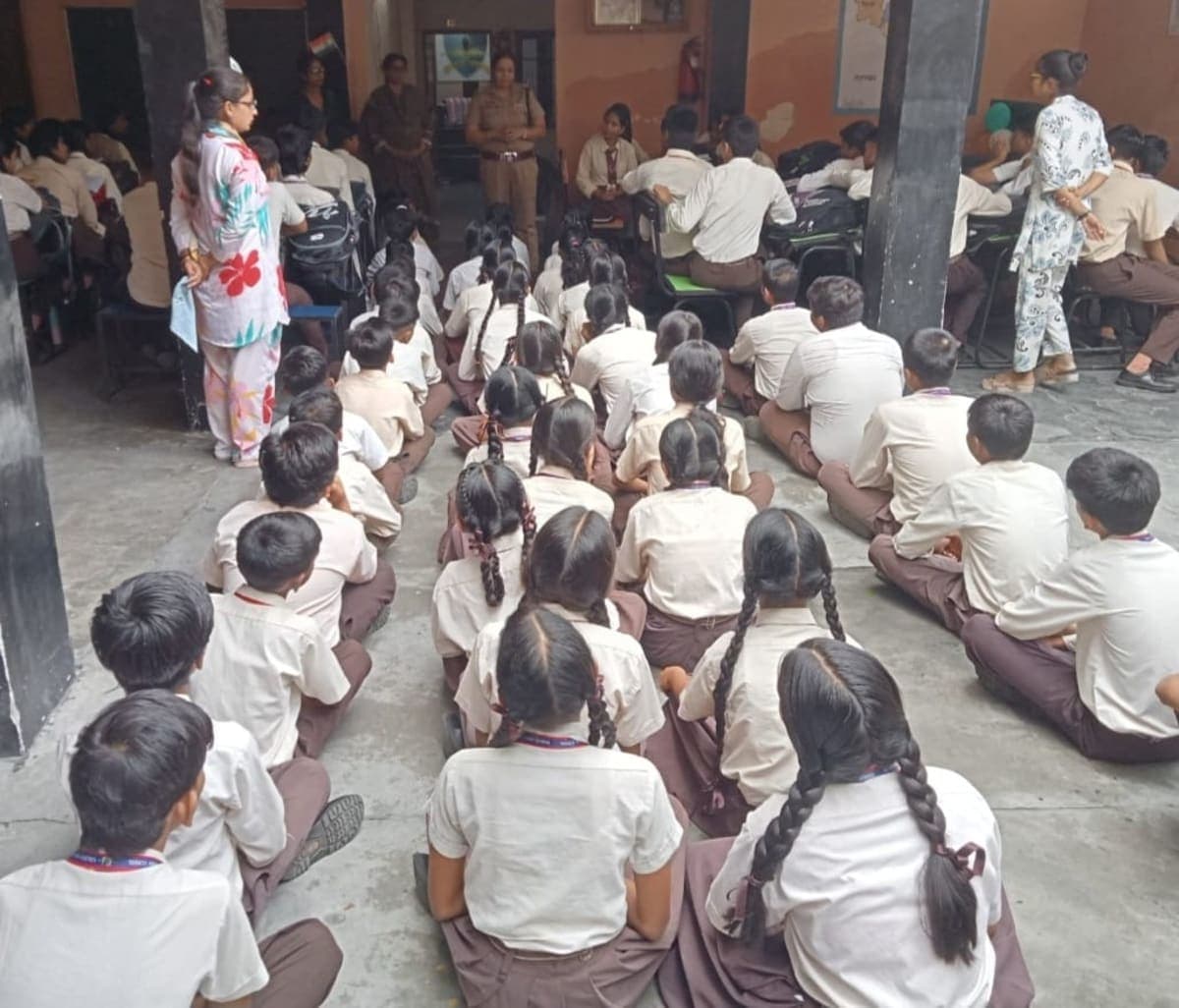 स्कूली बच्चों को सुरक्षा का पाठ : एएसआई नीलम ने दी गुड टच-बैड टच की जानकारी | आपात स्थिति में 112 पर मदद लेने का बताया तरीका