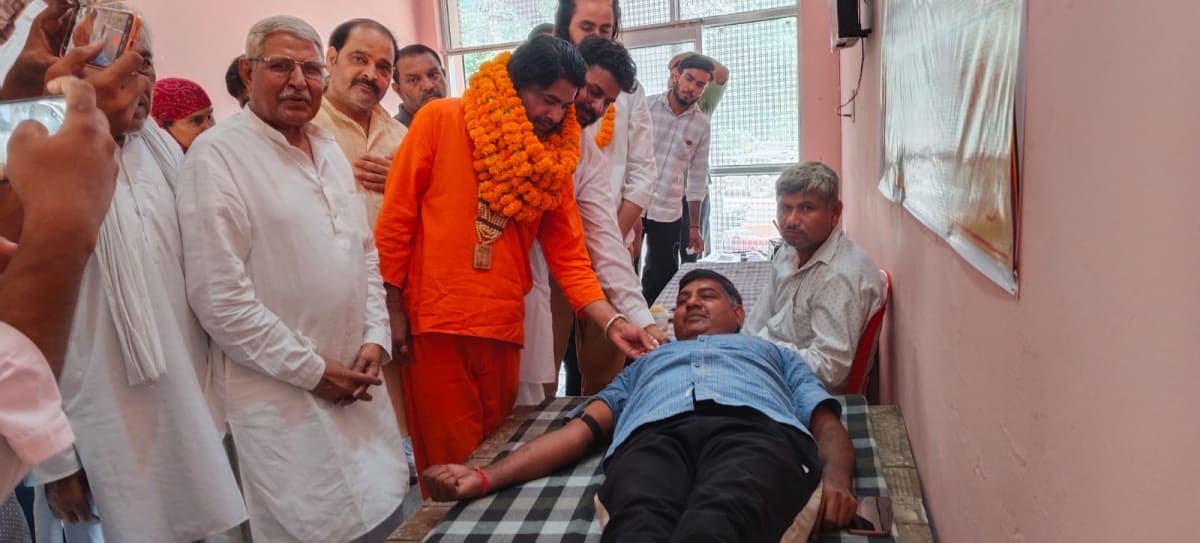 रक्तदान शिविर में 35 यूनिट रक्त एकत्र : महंत ने किया शुभारंभ | रक्तदाता सम्मानित | सेवा कार्यों पर जोर