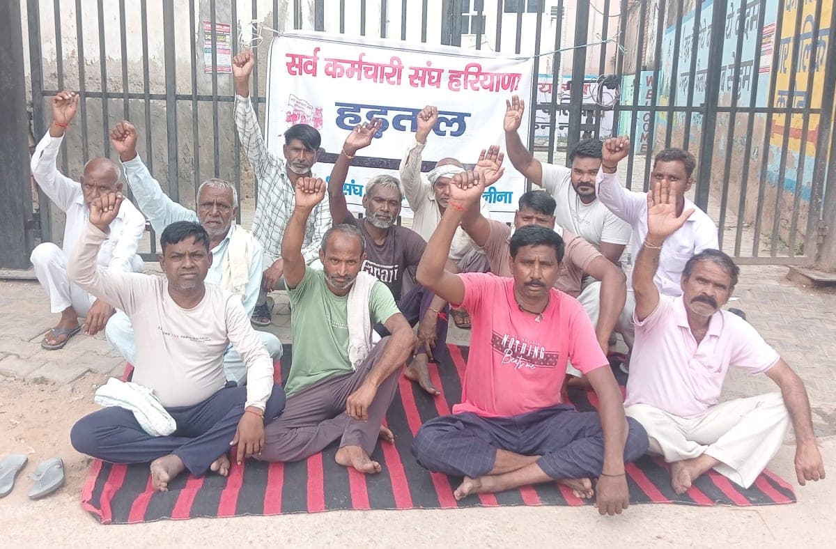 Kanina News | सफाई कर्मचारियों की हड़ताल का 30वां दिन : मुंडन कर जताया विरोध | रोज एक कर्मचारी कराएगा मुंडन