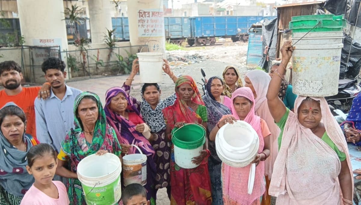 Ambala News | अंबा मार्केट में पानी की किल्लत से लोग परेशान : 15-20 दिनों से सप्लाई बंद होने का आरोप | 250 झोपड़ियों के परिवार प्रभावित