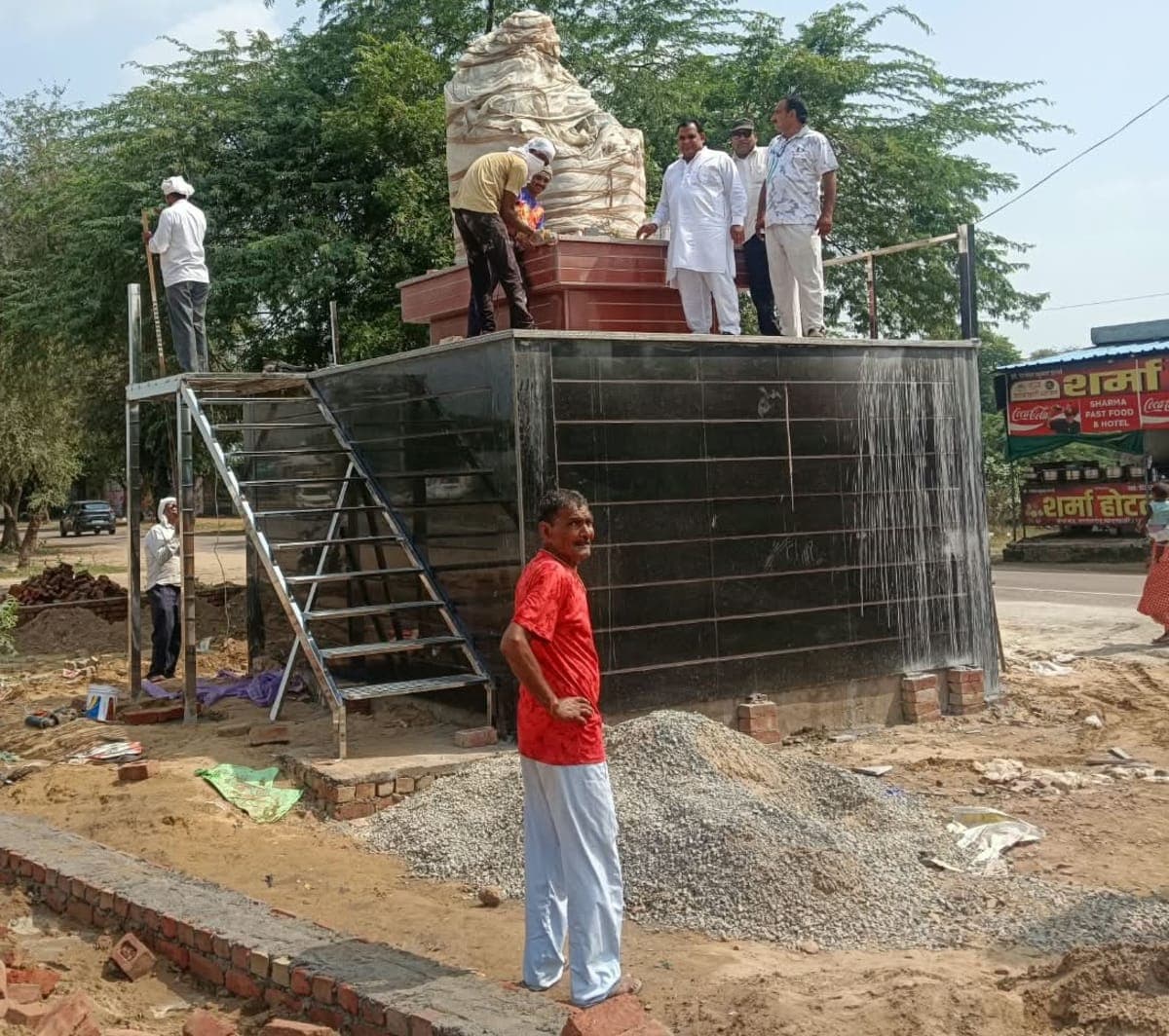 Mahendragarh News | महाराजा शूर सैनी चौक का निर्माण अंतिम चरण में : नगरपालिका प्रधान रमेश सैनी ने किया निरीक्षण
