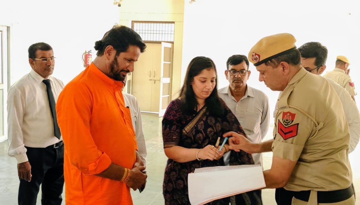 Narnaul News | DC अनुपमा अंजली ने किया EVM वेयरहाउस का त्रैमासिक निरीक्षण | परिसर में पौधारोपण कर दिया पर्यावरण संरक्षण का संदेश