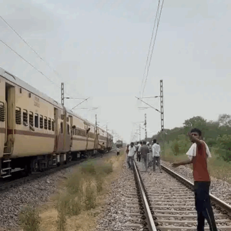 रेवाड़ी | चलते ट्रेन में बड़ा तकनीकी फेलियर : इंजन डिब्बों से हुआ अलग | टला बड़ा रेल हादसा | रेलवे ने शुरू की जांच