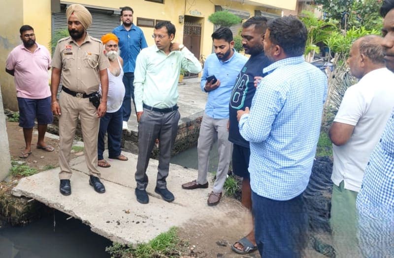 यमुनानगर | जलभराव रोकने के लिए बारिश में सड़कों पर उतरे सीटीएम पीयूष गुप्ता, :नालों की सफाई युद्धस्तर पर करने के निर्देश