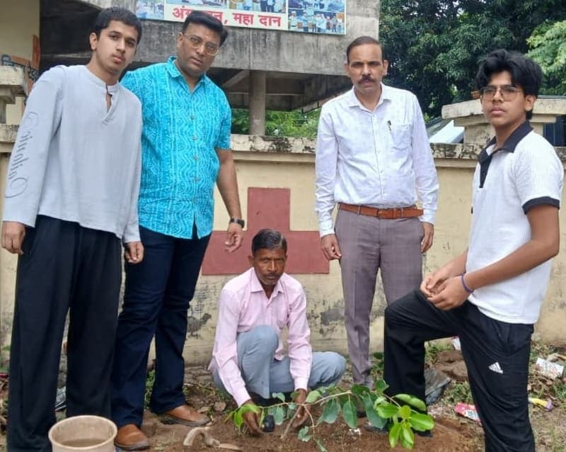 नारनौल | रेड क्रॉस भवन में 30 पौधे लगाए : पर्यावरण संरक्षण का दिया संदेश