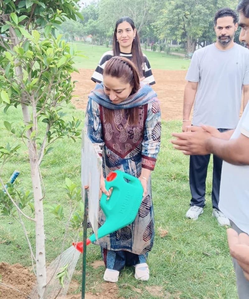नारनौल | जिला एवं सत्र न्यायाधीश डॉ. रितु वाई.के. बहल ने किया पौधारोपण : पर्यावरण संरक्षण का दिया संदेश