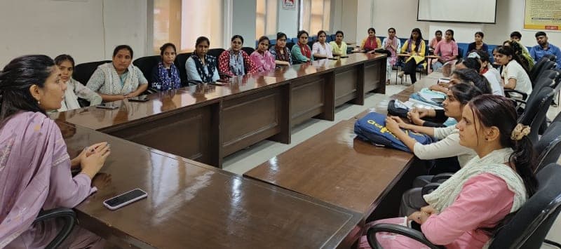 नारनौल | इंटर्न विद्यार्थियों ने किया एडीआर सेंटर का शैक्षणिक भ्रमण : सीजेएम नीलम कुमारी ने कानूनी अधिकारों की दी जानकारी