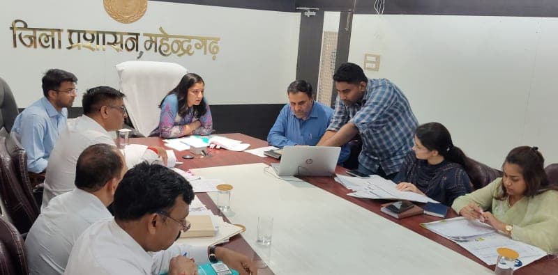 नारनौल | पेपरलेस रजिस्ट्री पर डीसी की सख्ती : शनिवार-रविवार भी खुलेगा राजस्व विभाग