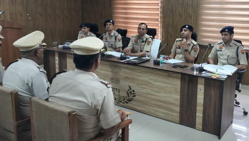 नारनौल | आईजी ओमप्रकाश नरवाल की अपराध समीक्षा बैठक : मोस्ट वांटेड अपराधियों की गिरफ्तारी के दिए सख्त निर्देश