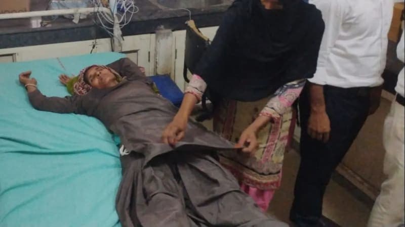 नूंह | घायल महिला को नहीं मिला स्ट्रेचर : डायल-112 पुलिसकर्मियों ने उठाकर पहुंचाया इमरजेंसी | वीडियो वायरल होने पर अस्पताल प्रशासन घिरा