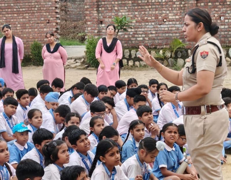 ब्लूमबर्ग पब्लिक स्कूल में जागरूकता अभियान : हेल्पलाइन नंबरों की दी जानकारी | नशे के दुष्प्रभावों से किया जागरूक | जिम्मेदार नागरिक बनने का दिया संदेश