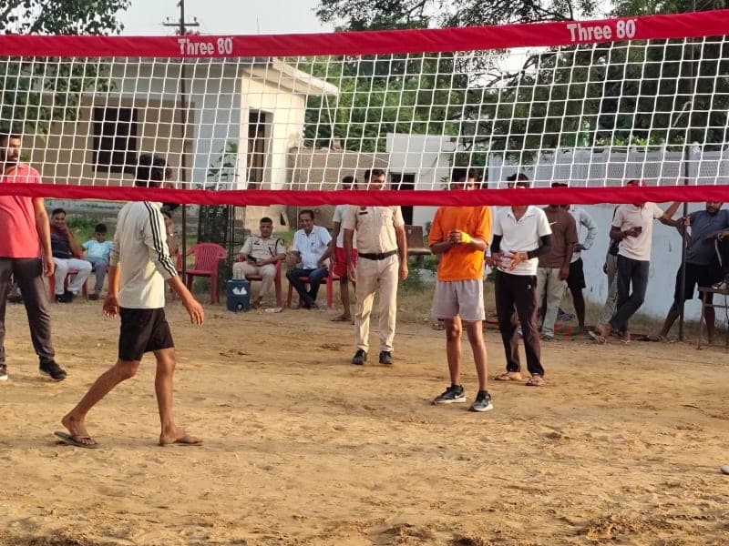 Rewari News | पुलिस और युवाओं के बीच वॉलीबॉल मैच : ‘नशा छोड़ो, खेलों से नाता जोड़ो’ का संदेश | परखोत्तमपुर में दिखा उत्साह