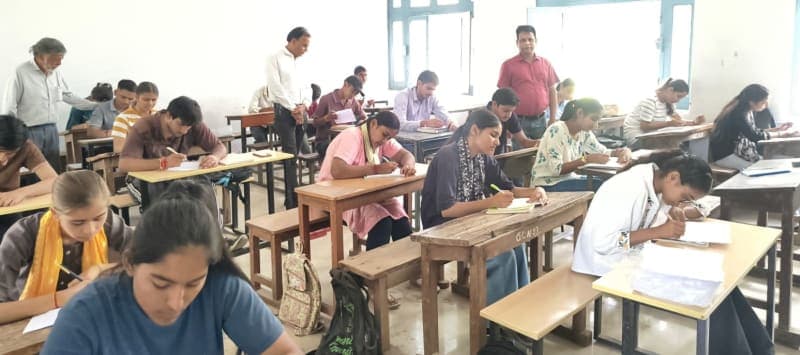 Narnaul News | सड़क सुरक्षा पर 185 विद्यार्थियों ने परखा ज्ञान : ट्रैफिक नियमों के पालन पर जोर | फर्स्ट-एड की दी जानकारी