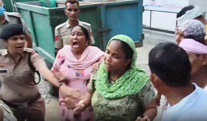 Fatehabad News | सफाई कर्मचारियों की हड़ताल पर प्रशासन सख्त : कचरा उठाने की गाड़ियां निकाली बाहर | विरोध कर रही महिलाएं हिरासत में