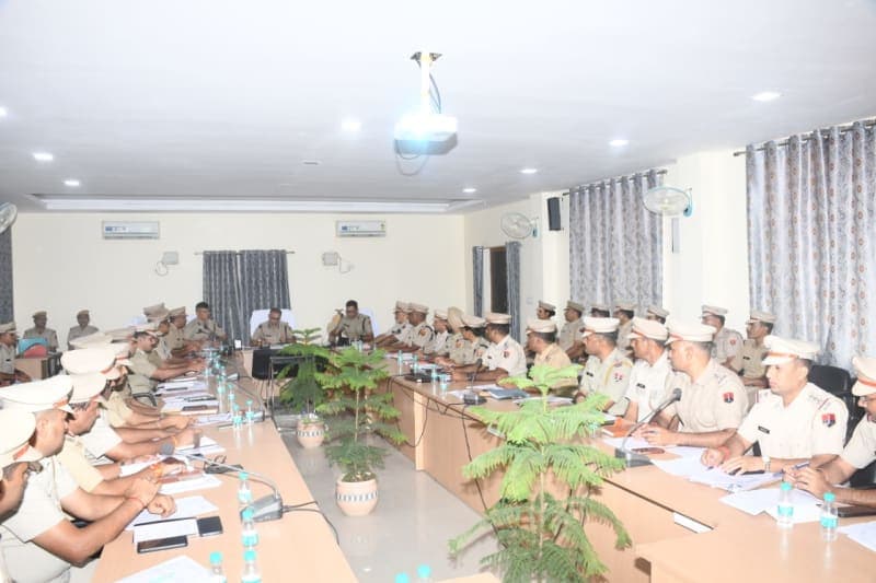 Jhunjhunu News | निकाय चुनाव से पहले पुलिस अलर्ट : अपराधियों पर कड़ी निगरानी के निर्देश | थानों में शालीन व्यवहार पर जोर