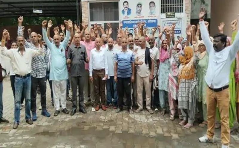 Rohtak News | सरकार के नोटिस पर भड़के सफाई कर्मचारी : 31वें दिन भी हड़ताल जारी | समझौता लागू करने की मांग