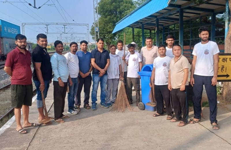 Nizampur News | स्टेशन पर यात्री सुविधाएं बढ़ाने की मांग : दो एक्सप्रेस ट्रेनों के ठहराव की उठी आवाज | सफाई-वृक्षारोपण अभियान चलाया