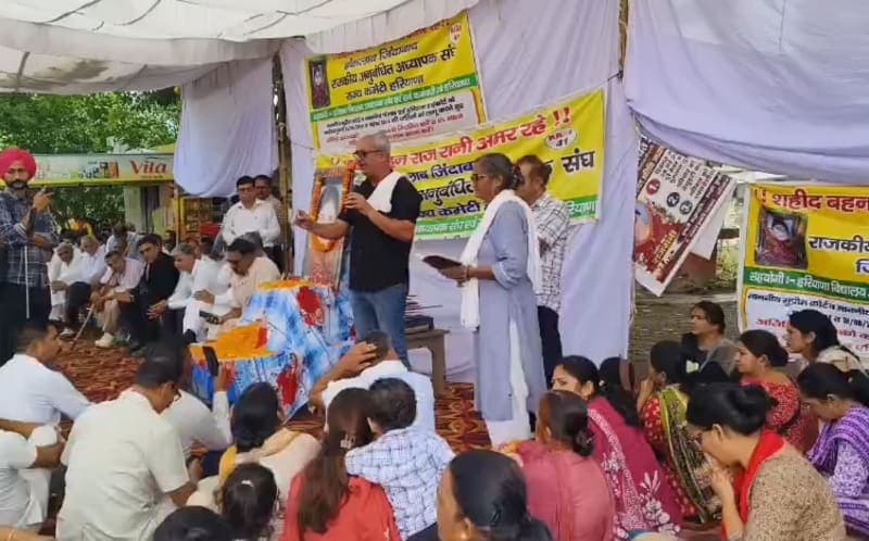 Kurukshetra News | मांगों को लेकर गेस्ट टीचरों का प्रदर्शन : लघु सचिवालय के बाहर दिया धरना | आंदोलन तेज करने की चेतावनी