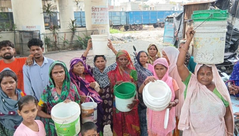 Ambala News | अंबा मार्केट में पानी की किल्लत से लोग परेशान : 15-20 दिनों से सप्लाई बंद होने का आरोप | 250 झोपड़ियों के परिवार प्रभावित