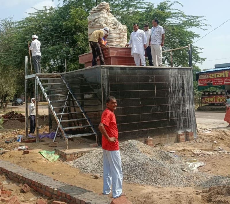 Mahendragarh News | महाराजा शूर सैनी चौक का निर्माण अंतिम चरण में : नगरपालिका प्रधान रमेश सैनी ने किया निरीक्षण