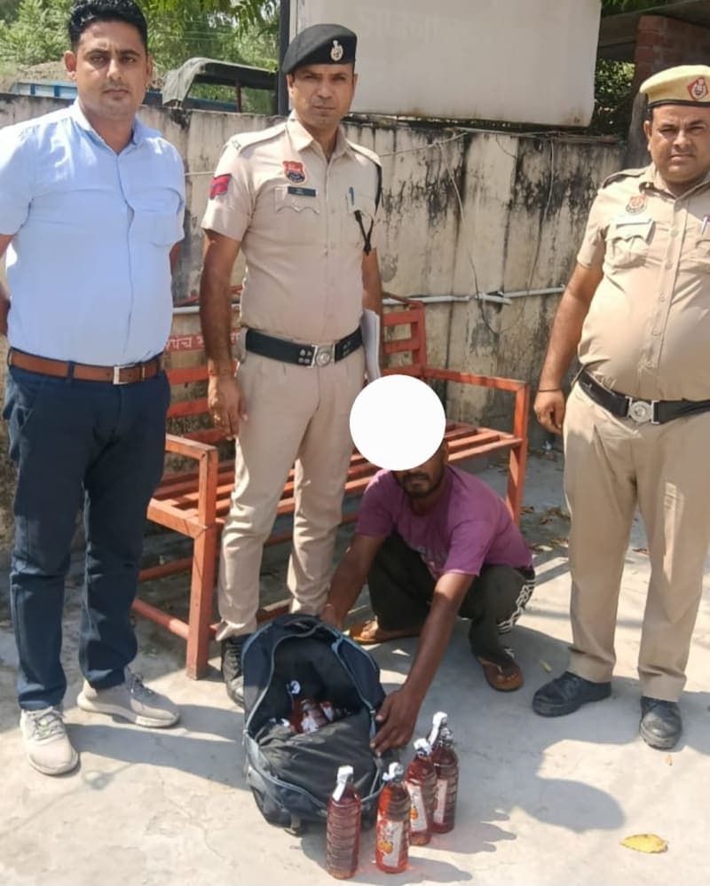Yamunanagar News | अवैध देसी शराब के साथ आरोपी गिरफ्तार : 8 बोतल और 50 पव्वे बरामद