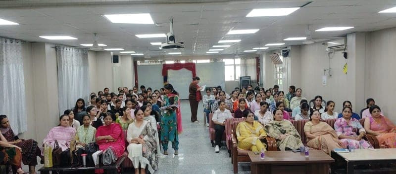 Yamunanagar News | गुरु नानक गर्ल्स कॉलेज में ओपन माइक : 30 छात्राओं ने दिखाई प्रतिभा | रचनात्मक अभिव्यक्ति को मिला मंच