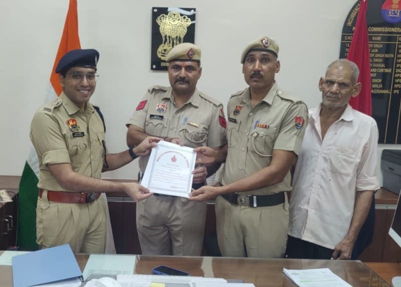 Faridabad News | हार्ट अटैक के बाद चौकीदार की बची जान : पुलिसकर्मियों ने तत्काल दिया CPR | DCP ने किया सम्मानित