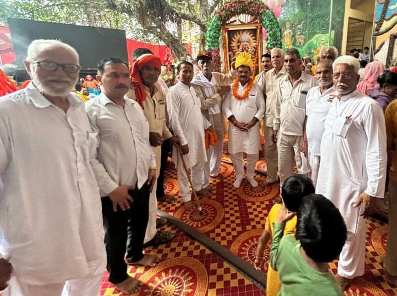 Rewari News | बाबा मुक्तेश्वरी मठ पहुंचे पूर्व मंत्री जगदीश यादव : विशाल भंडारे में लिया आशीर्वाद | श्रद्धालुओं को बांटा प्रसाद