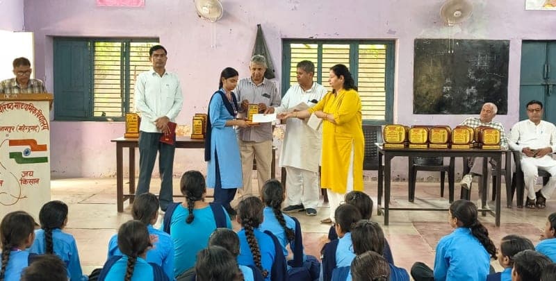 Nizampur News | राजकीय स्कूल में हिंदी दिवस समारोह : मेधावी विद्यार्थियों को किया सम्मानित | शिक्षकों का भी बढ़ाया मान