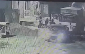 सोनीपत में बीच सड़क चालक से मारपीट, लूटपाट कर आरोपी फरार