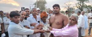 मेले में कुश्ती विजेताओं को सम्मानित करते हुए