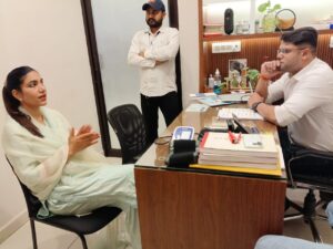 सीनियर सिटीजन होम में वरिष्ठ नागरिकों के साथ सीजेएम नीलम कुमारी।