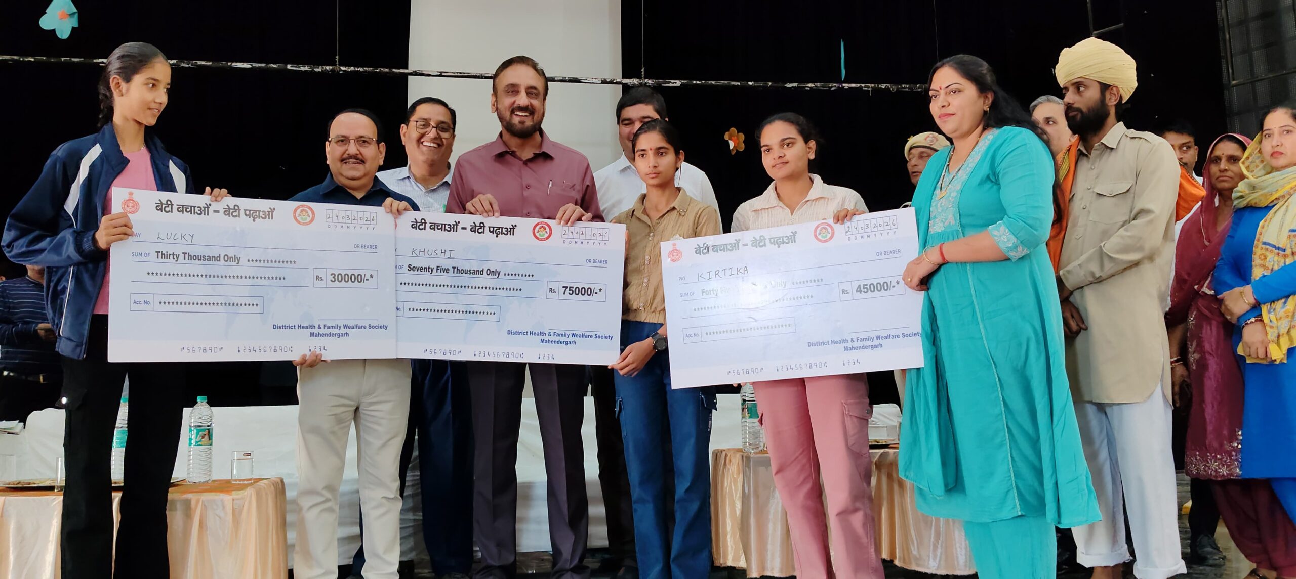 बेटी बचाओ-बेटी पढ़ाओ के तहत सर्वश्रेष्ठ गांव सम्मान समारोह, खेड़ी की छात्राएं सम्मानित