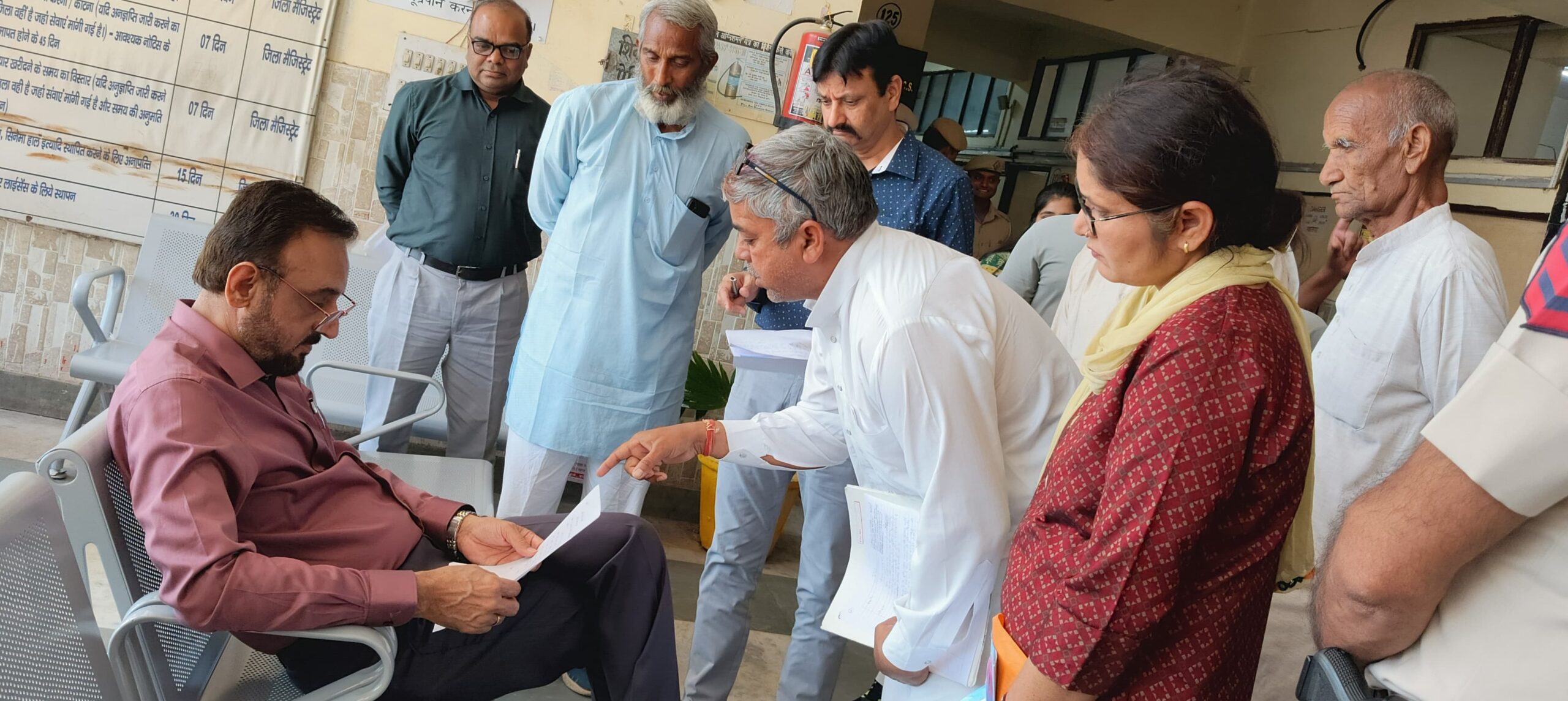 नारनौल में डीसी कैप्टन मनोज कुमार ने बरामदे में बैठकर सुनी जनता की समस्याएं