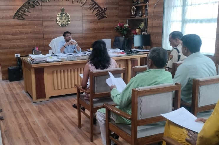 उप मंडल स्तरीय सतर्कता एवं मॉनिटरिंग कमेटी की बैठक लेते एसडीएम अनिरुद्ध यादव