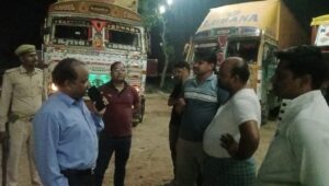 अवैध खनिज वाहनों की जांच करते अधिकारी