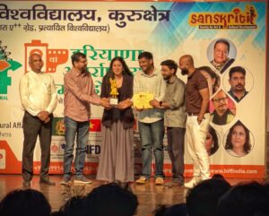 बेस्ट स्क्रीनप्ले अवॉर्ड के साथ पवन कौशिक