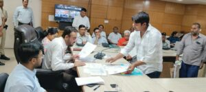 आमजन की समस्याएं सुनते डीसी कैप्टन मनोज कुमार।