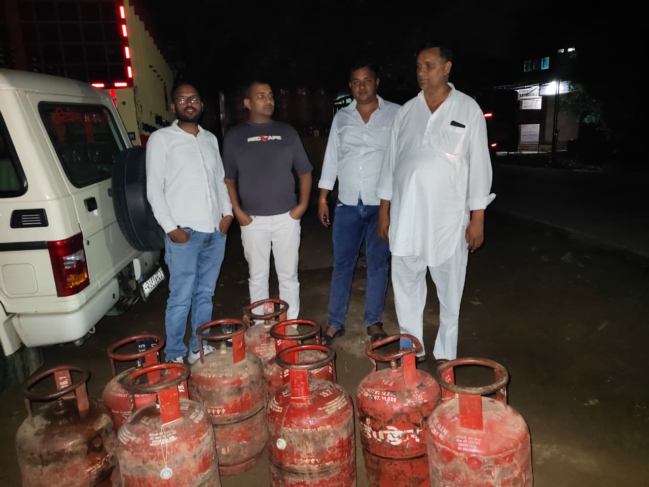 छापेमारी के दौरान जब्त किए गए गैस सिलेंडर