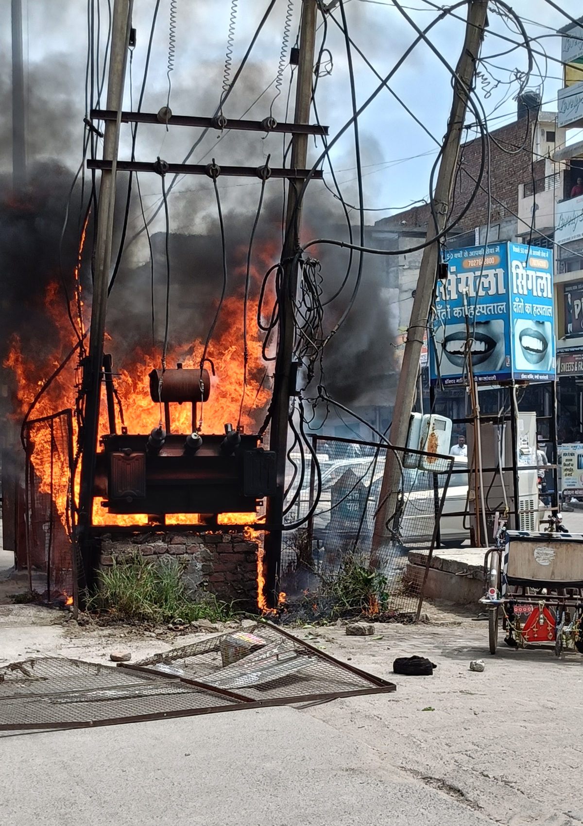 सिरसा: बिजली ट्रांसफार्मर में लगी आग, साधु झुलसा