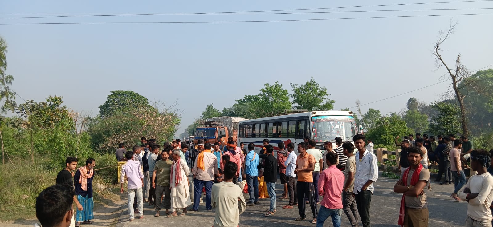 छठ स्तूप तोड़ने से ग्रामीणों में आक्रोश भड़का, एनएच727 पर यातायात अवरुद्ध