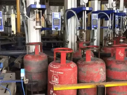 मार्च के पहले हफ्ते में घरेलू गैस सिलेंडर की कीमत 60 रुपए बढ़ी थी।