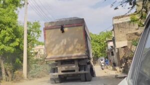 नांगल चौधरी में ओवरलोड डंपरों का आतंक, बिना नंबर प्लेट दौड़ रहे वाहन