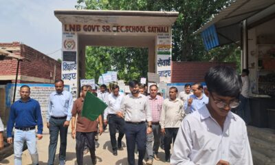 सतनाली में स्व-गणना जागरूकता रैली को हरी झंडी दिखाते एसडीएम योगेश सैनी और रैली में भाग लेते विद्यार्थी।