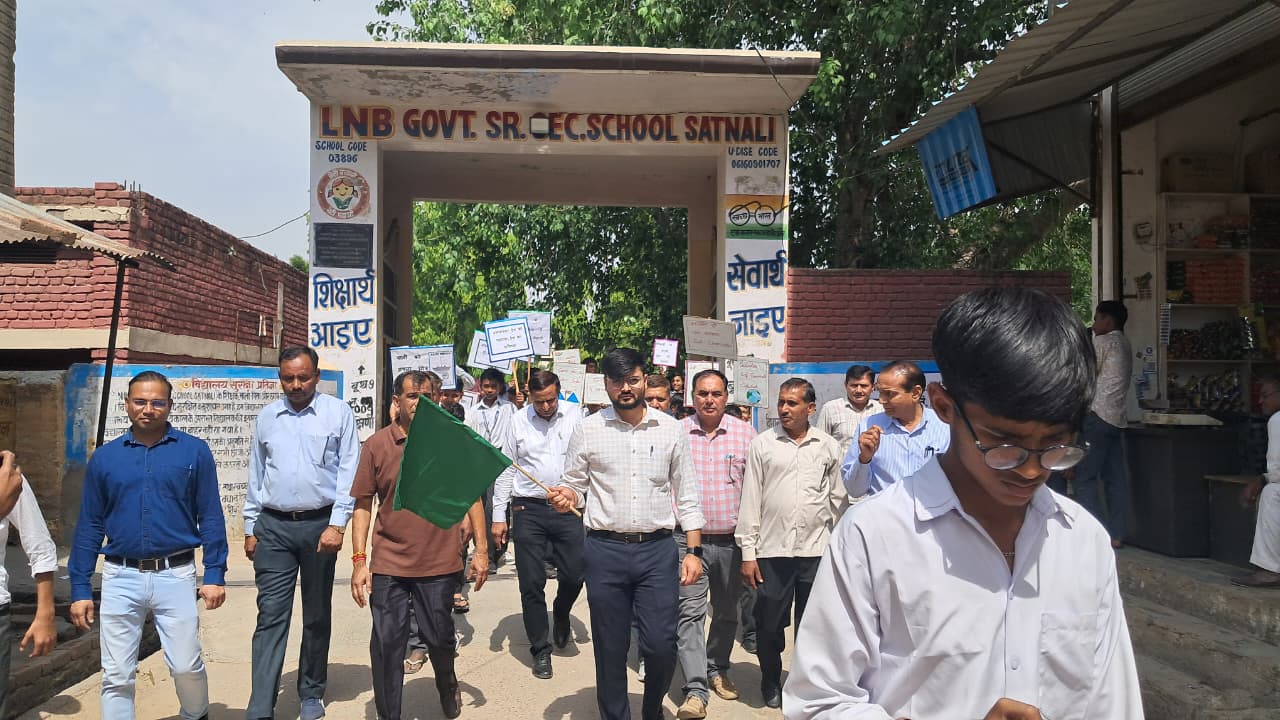 सतनाली में स्व-गणना जागरूकता रैली को हरी झंडी दिखाते एसडीएम योगेश सैनी और रैली में भाग लेते विद्यार्थी।